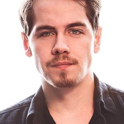 門羅·錢伯斯 飾演 Dixon