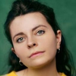 Harriet Leitch 飾演 Pippa