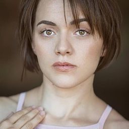 Nika Perrone 飾演 Olivia