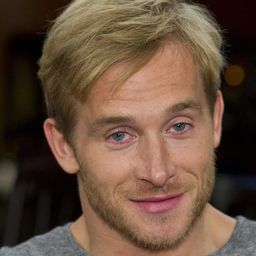 Samuel Koch 飾演 Moderator