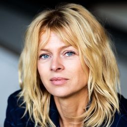 Isabell Gerschke - 歡樂酒吧演員 飾演