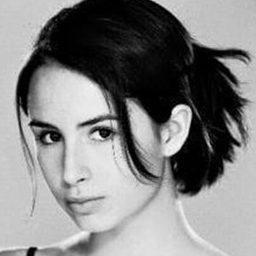 Axelle Ade-Pasdeloup 飾演 Aurélie