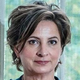 Jacqueline Blom 飾演 mother Elisabeth