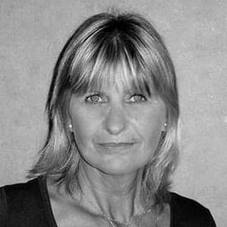 米蕾拉·巴斯貫 飾演 Lucy