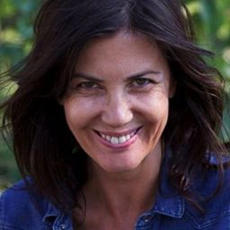 Anne Roussel 飾演 Lily