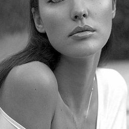 Juliette Marquis 飾演 Felicity Carelli