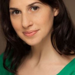 Adrienne Vogel 飾演 Lily