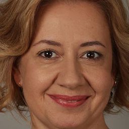 奧茲蘭·卡卡爾 飾演 Ayşe