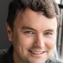 Thomas Sainsbury 飾演 Carer Mike