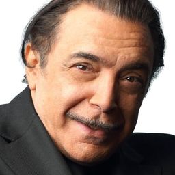 Nino Frassica 飾演 