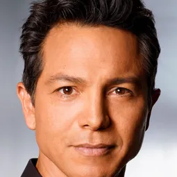 班傑明·布萊特 飾演 Self - Host