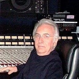 Mike Theodore 飾演 Self