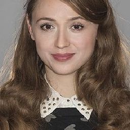 Virág Bárány 飾演 Emmaline