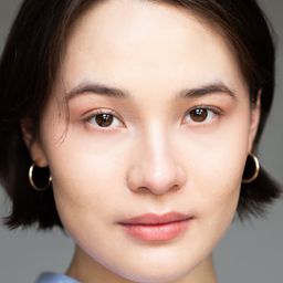 Iðunn Ösp Hlynsdóttir 飾演 Red Cross employee