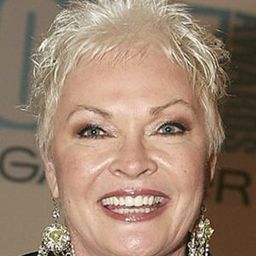 Rowena Wallace 飾演 Irene Davidson