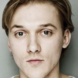 Dmitry Solomykin 飾演 Shapovalov