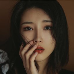 王茜 飾演 
