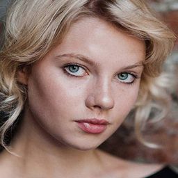 Ella Newton 飾演 Heather