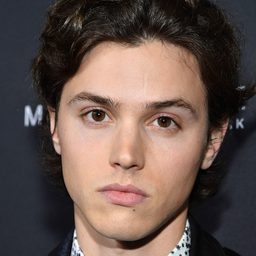 Tyler Young 飾演 Connor Bell