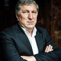 Veit Stübner 飾演 German Minister