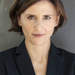 Anne Day-Jones - 危機解密演員 飾演Office Manager