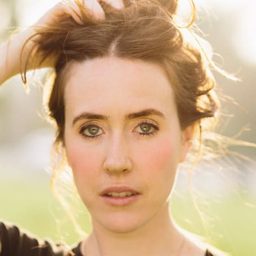 Stephanie Ellis 飾演 Christine