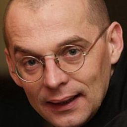 Tomáš Trapl - 愛情不輪轉演員 飾演Elvis lookalike singer