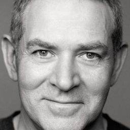 Alexander Kirk 飾演 Hopkins the Security