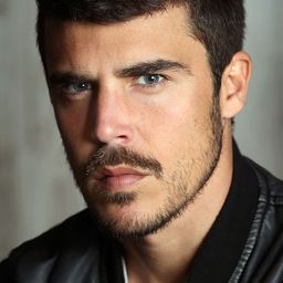 Javier Hernández 飾演 Ballesteros