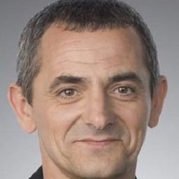 Iñaki Miramón 飾演 Fernando (as Iñaqui Miramón)