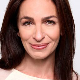 莎莉·西菲奧迪 飾演 Clawdeen Wolf / Cleo de Nile (voice)