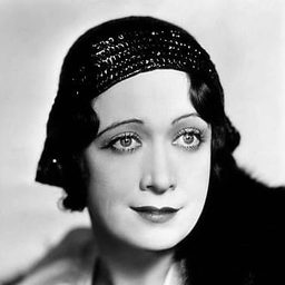 Esther Howard 飾演 Hedy