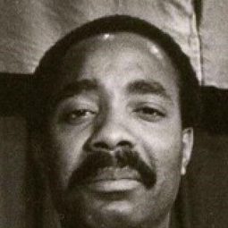 Raymond Aquilon 飾演 Le réceptionniste