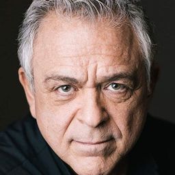 Eric Pollins 飾演 Frank McElroy