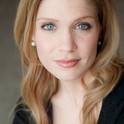 Cassie Shea Watson - Julia X演員 飾演Young Julia's Mother