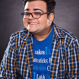 Karan Ashar 飾演 Photographer