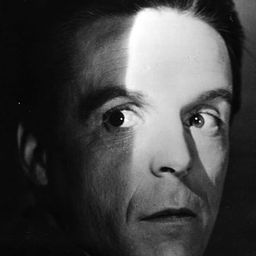 Pierre Grasset 飾演 Self