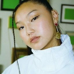 奧黛麗努娜 飾演 Self