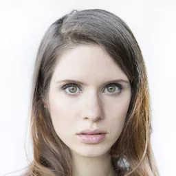 達芙妮帕迪姬雅 飾演 