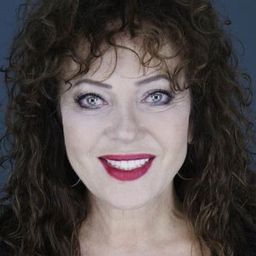 Selma Kutluğ 飾演 Suat's Mother