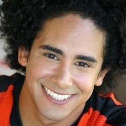 Ronnie Alvarez 飾演 Kapone