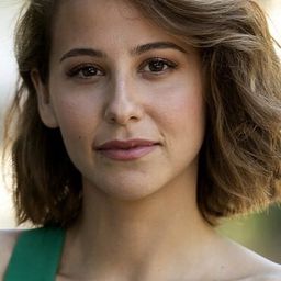 艾琳·埃斯柯拉 飾演 Adela