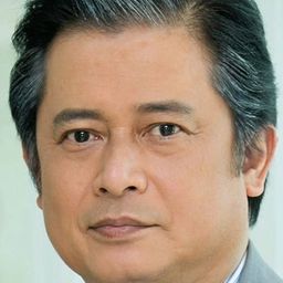 Santisuk Promsiri 飾演 Phob