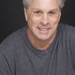 Guy Messenger 飾演 Prosecutor Henry O'Neil