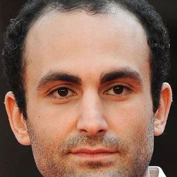 卡力·阿達拉 飾演 Freddy