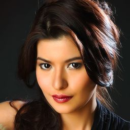 阿蘇恩妲·德羅西 飾演 Iza