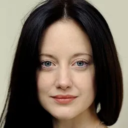 安哲雅麗絲布洛 飾演 Kathryn