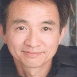 Rummel Mor 飾演 Cafe Manager