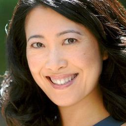 Yan Xi 飾演 Autograph Seeker #2