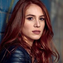 盧多薇卡·瑪蒂諾 飾演 Carolina